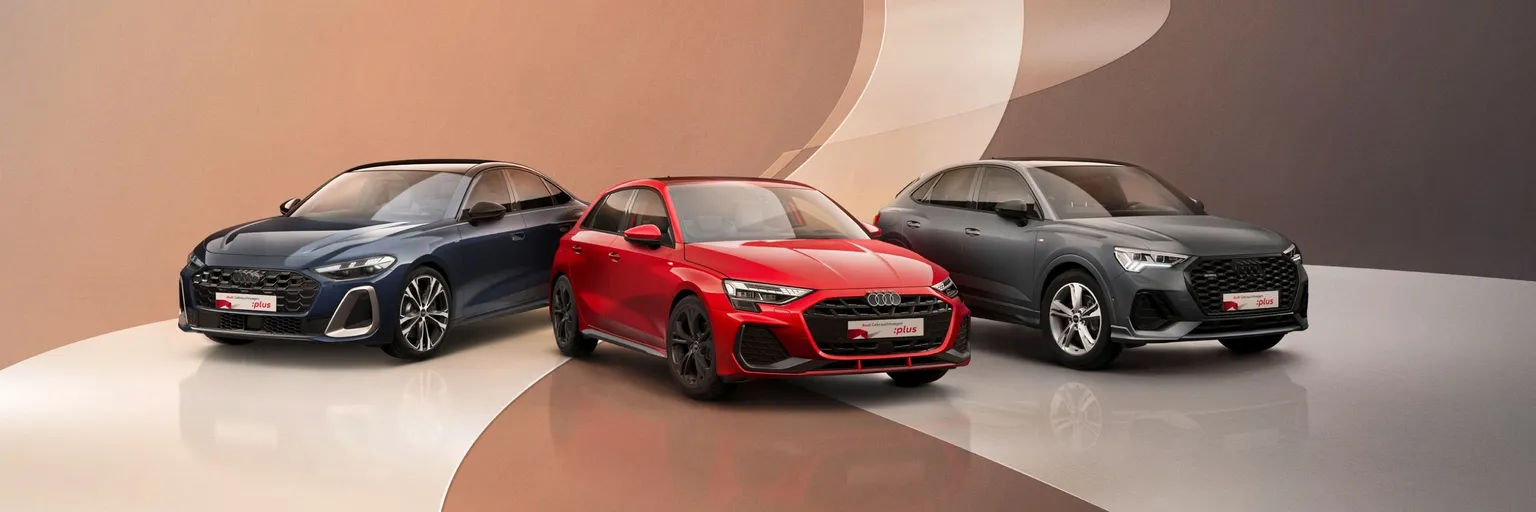 Ein grauer Audi A5, ein roter Audi Ar und ein grauer Audi Q3 stehen vor einem grauen grafischen Hintergrund
