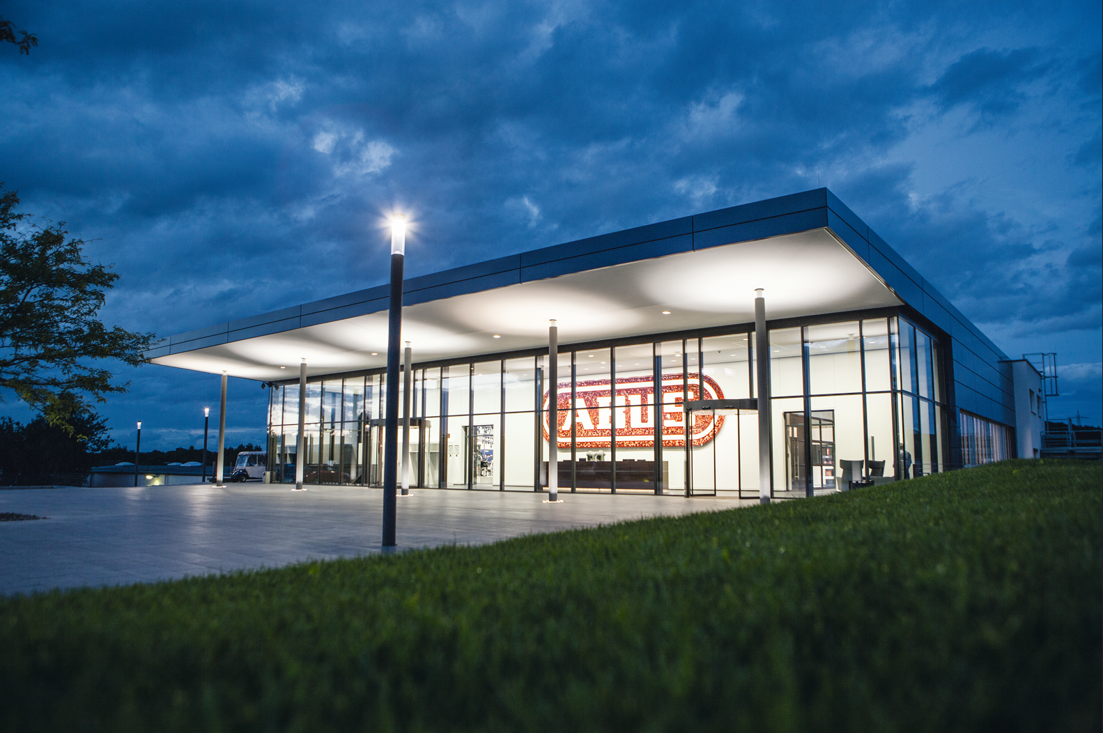 Die Location von Abus erstrahlt bei Nacht in Ihrem vollen Glanz.