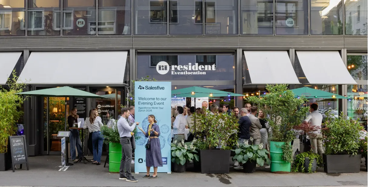 Gäste unterhalten sich abends vor der Eventlocation "resident" beim Salesfive-Event in Zürich, daneben ein Banner zur Agentforce World Tour 2026.