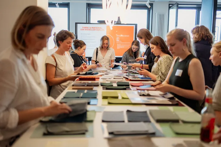 Come & Play! Farbe und Material strategisch denken und gestalten. Workshop am 05.05.2026 im IDX 81 München. Teilnehmende arbeiten an Collagen.