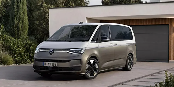 Der neue Multivan zweifarbig vor einer Garage