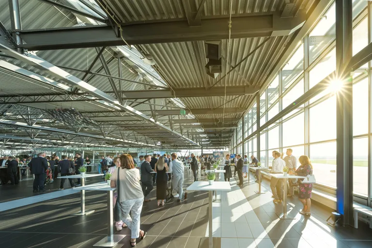 Blick durch die Galerie des Flughafen Dresdens