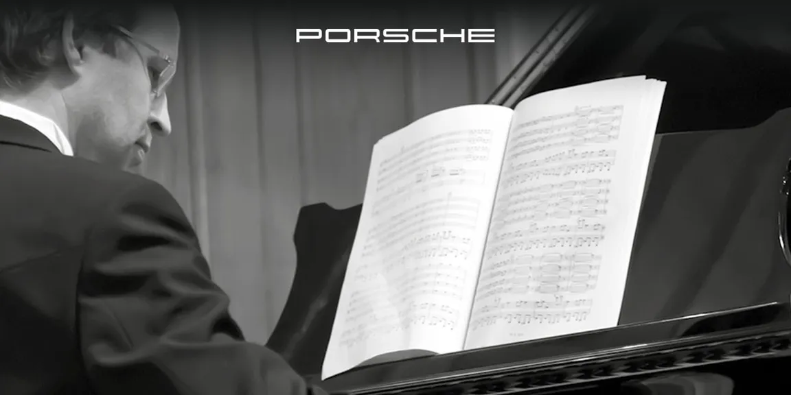 Mann sitz am Klavier
