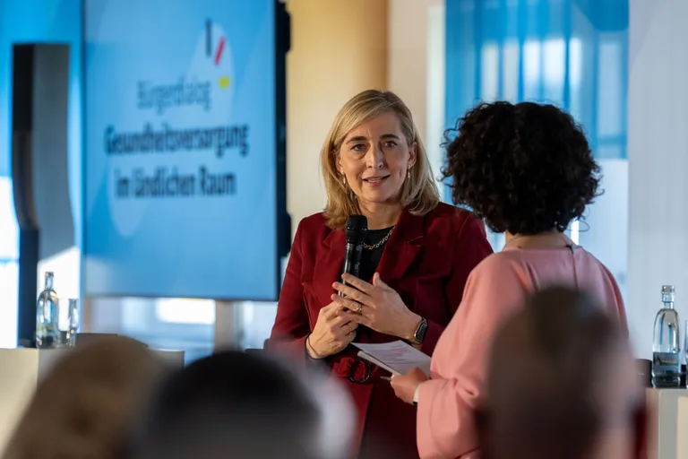 Ministerin Warken auf einer Veranstaltung