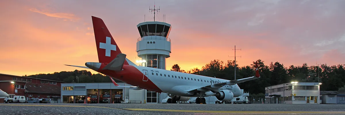 Flugzeug am Flughafen Bern Belp bei Sonnenuntergang