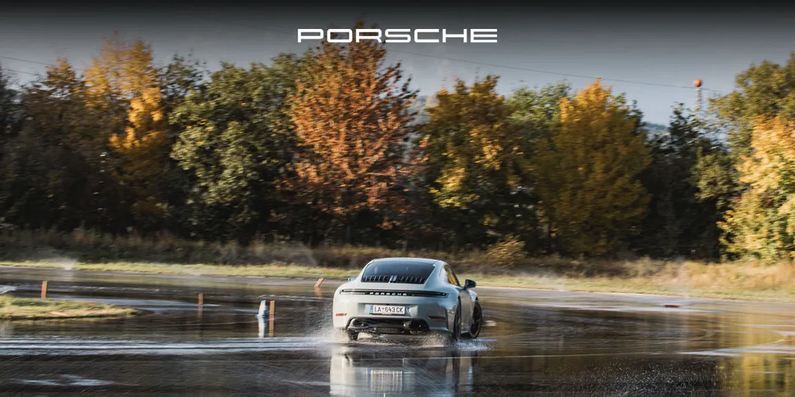 911 Porsche auf nasser Fahrbahn