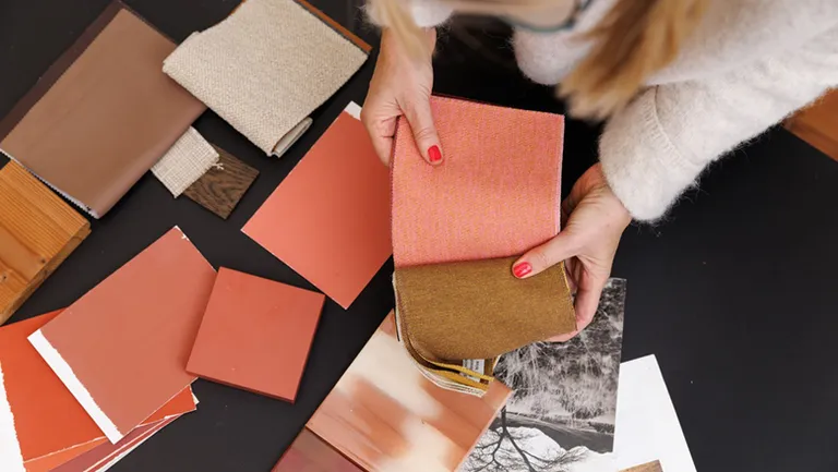 Foto illustriert die Arbeit mit verschiedenen Materialien während des Workshops