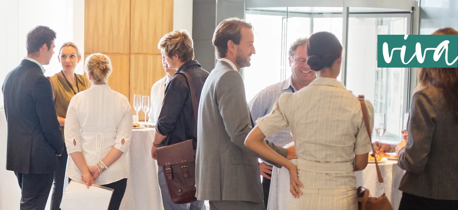 Personen beim Apero am KMU-Stammtisch