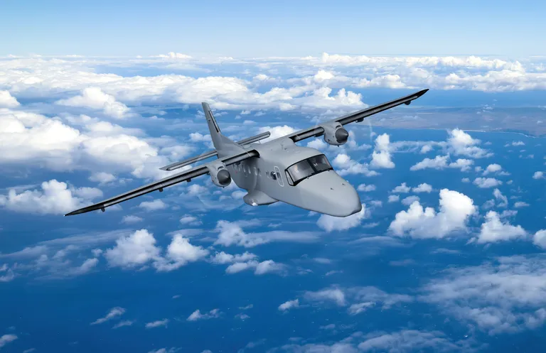 Do228 NXT Flugzeug im Flug mit Wolken im Hintergrund