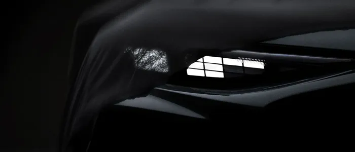 Audi Front teils verhüllt schwarz und weiss