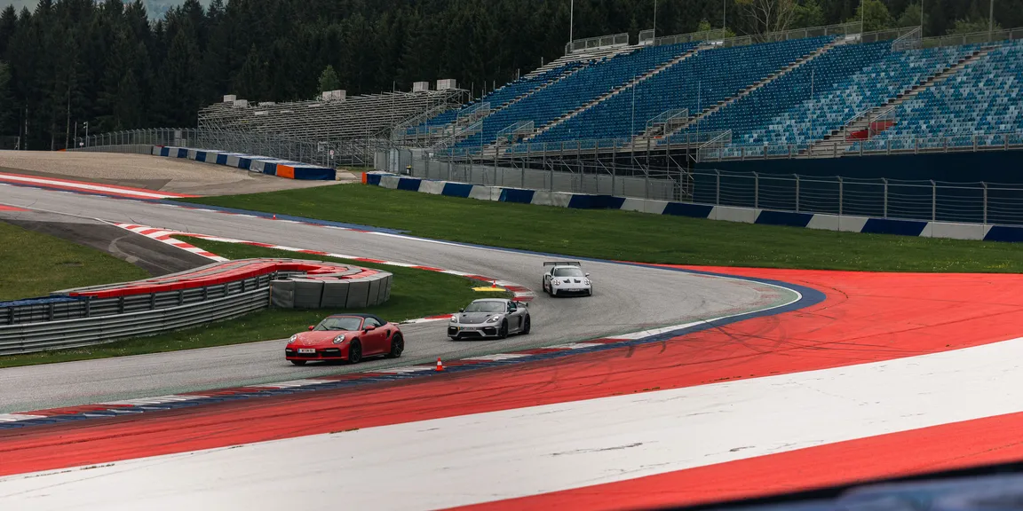 Porsche Sport wagen in der Kurve auf einer Rennstrecke.