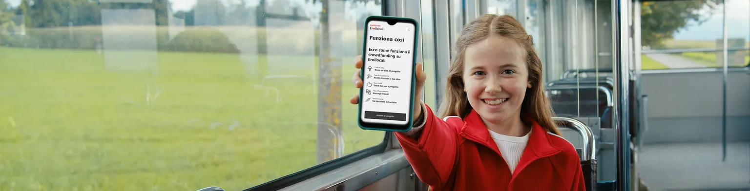 La ragazza mostra lo schermo del cellulare con gli eroi locali
